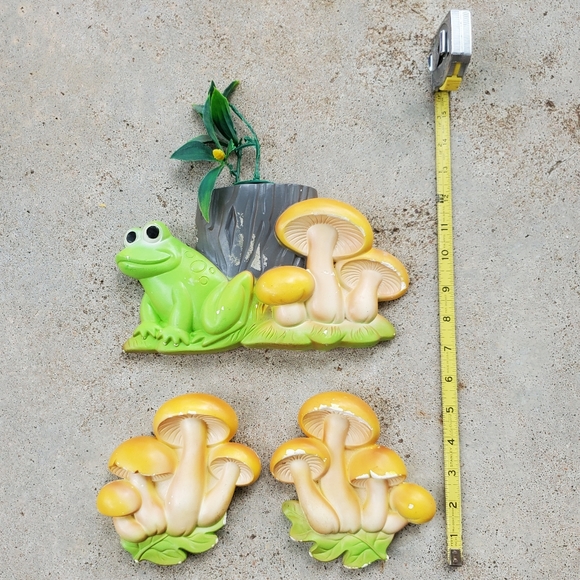 Chalkware Frog and Mushroom wall hanging - Picture 8 of 11